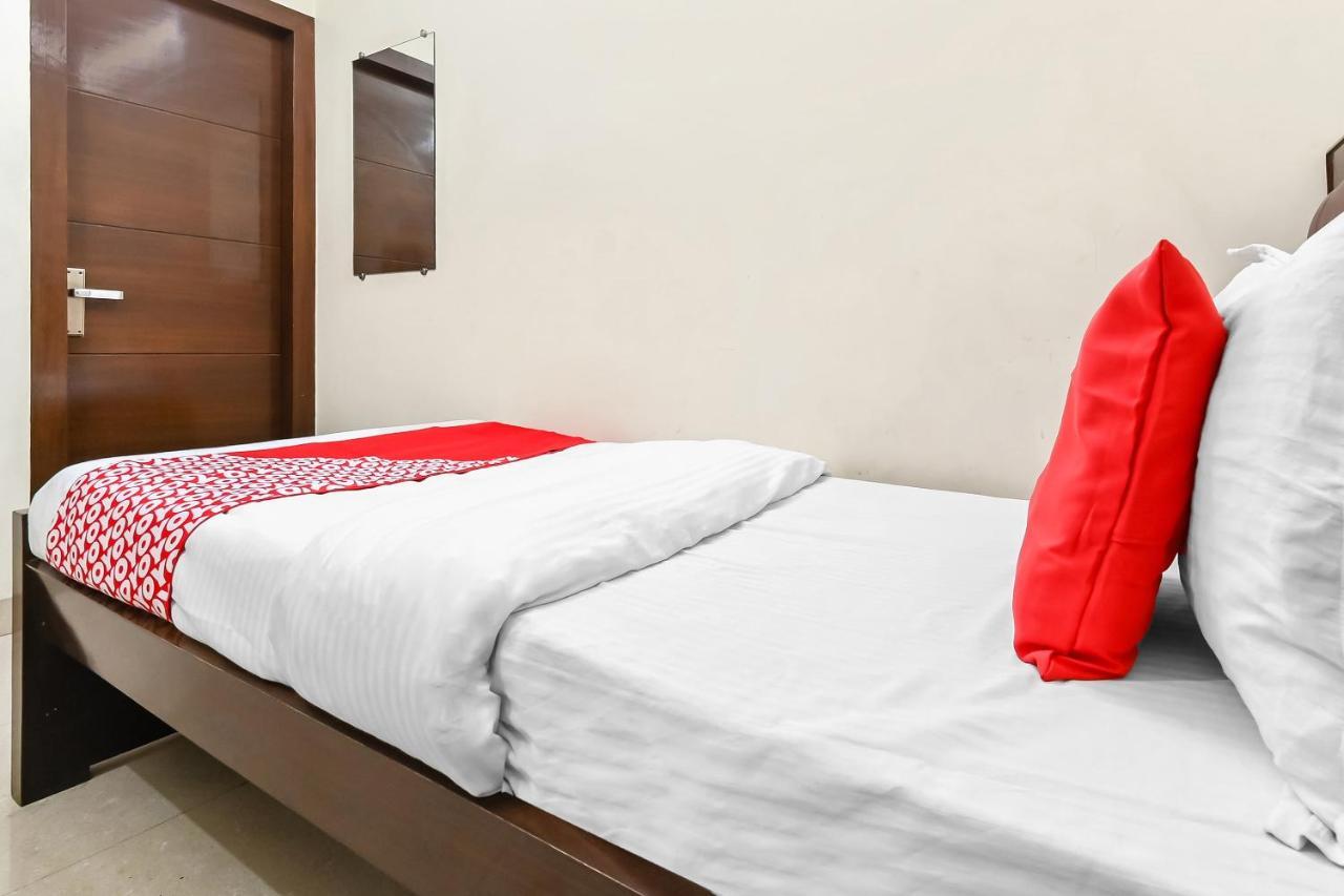Oyo 49672 Hotel Galaxy Moradabad Bagian luar foto