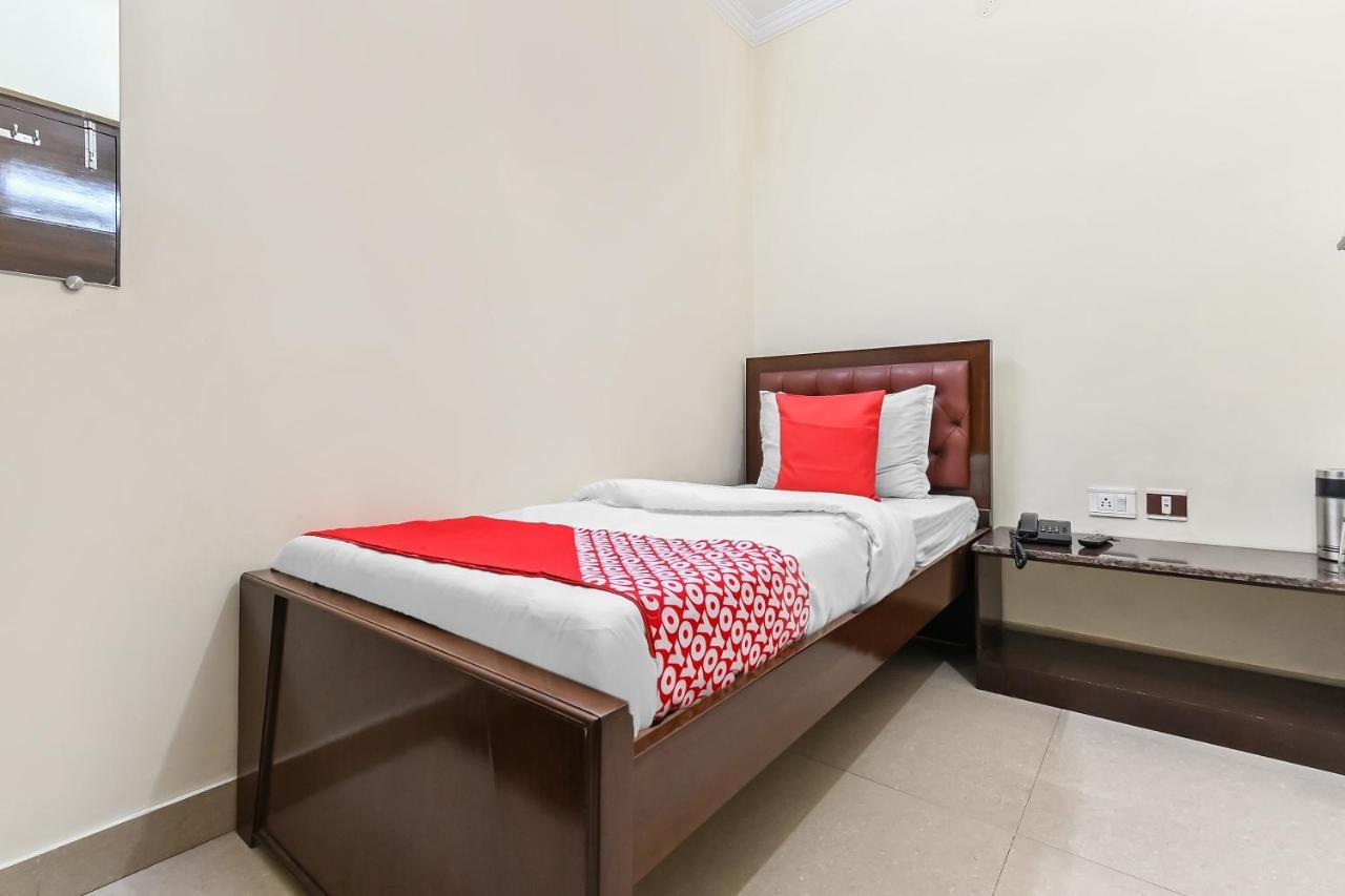 Oyo 49672 Hotel Galaxy Moradabad Bagian luar foto